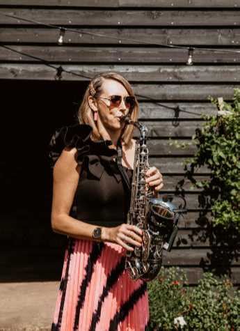 Essex based Sister Sax band, Female Saxophonist & singer for。